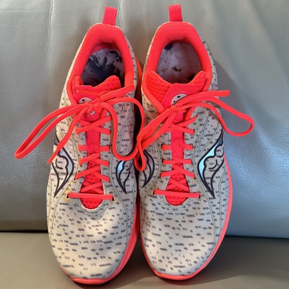 Saucony running shoes. - Picture 2 of 5